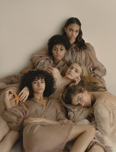 Capa da Vogue Brasil de abril celebra a amizade feminina