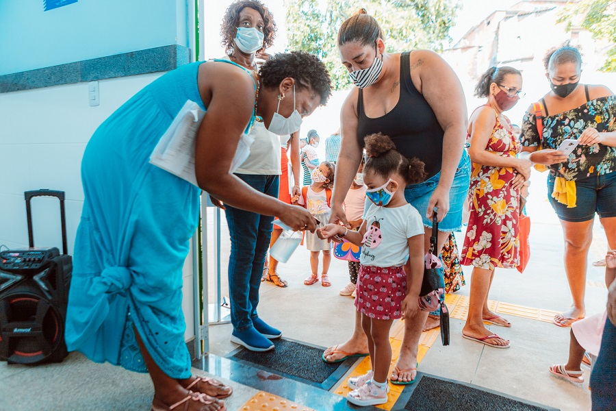 Alta adesão e otimismo marcam primeiro dia de aula na rede municipal de Salvador 