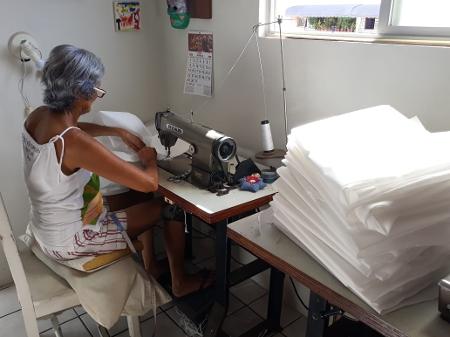 Voluntários no Recife montam ‘fábricas’ de jalecos em TNT