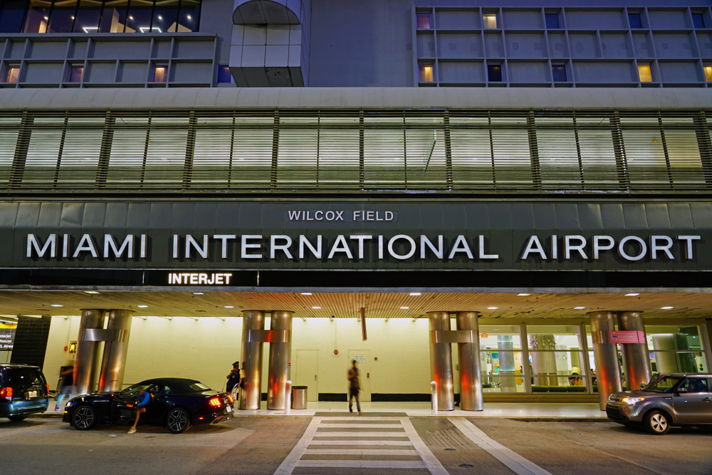 Avião retorna a aeroporto nos EUA após passageiro se recusar a usar máscara em voo internacional