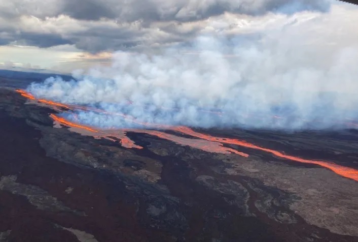Maior vulcão ativo do mundo entra em erupção pela 1ª vez em quase 40 anos