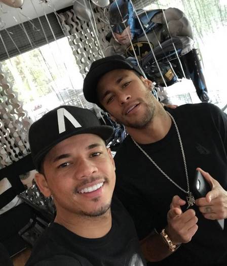 Irmão de criação de Neymar circula por Salvador