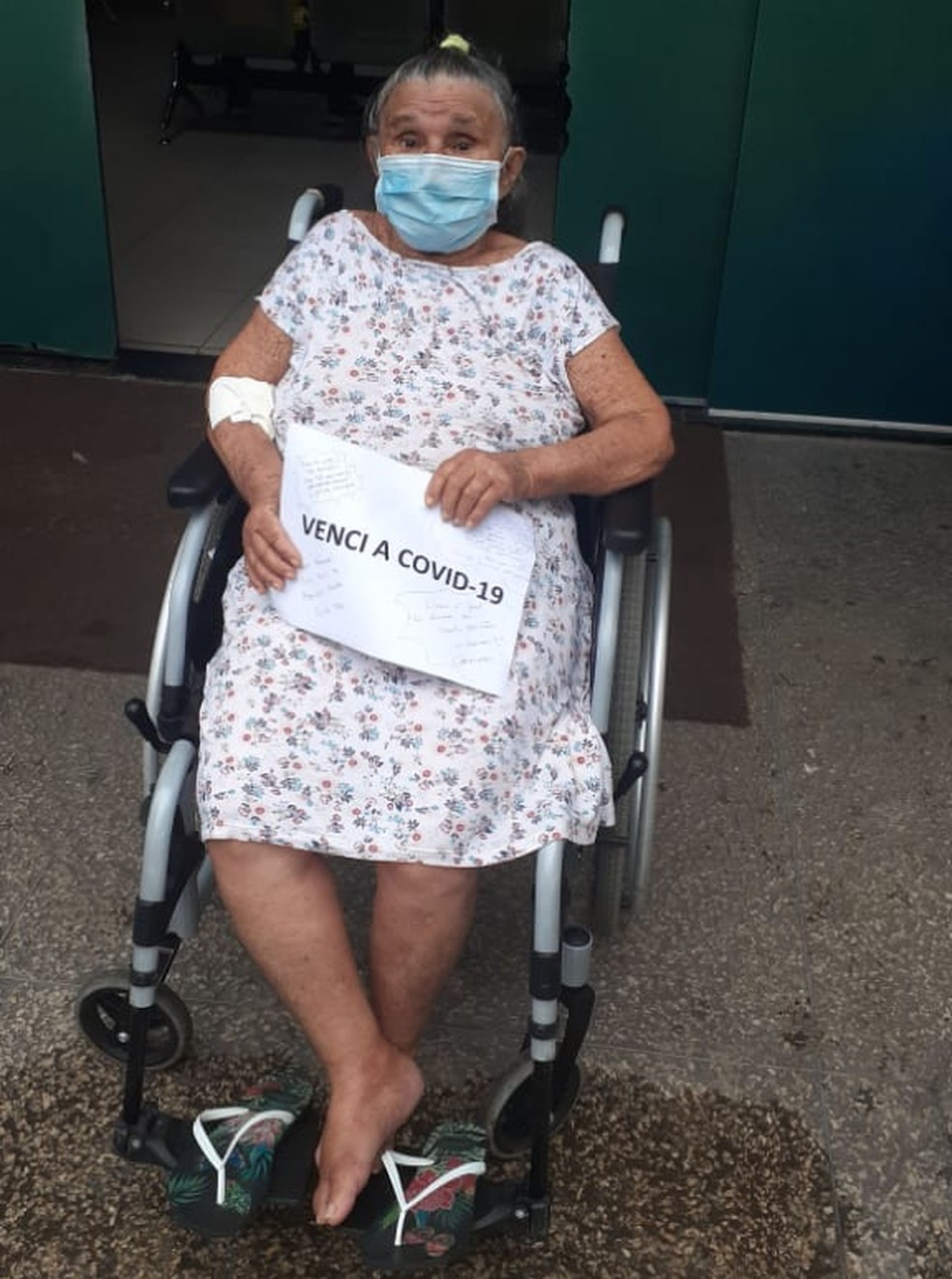 Após família penhorar a casa para pagar tratamento em UTI, idosa se recupera da Covid-19 e deixa hospital sob aplausos  