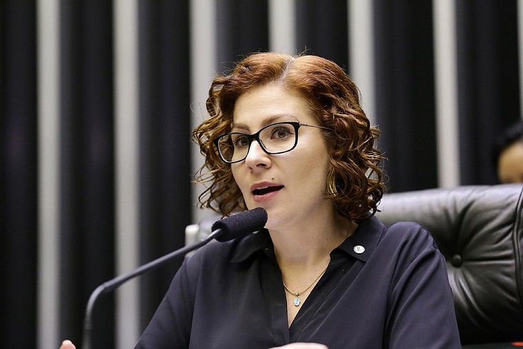 Deputada Carla Zambelli é internada em Brasília