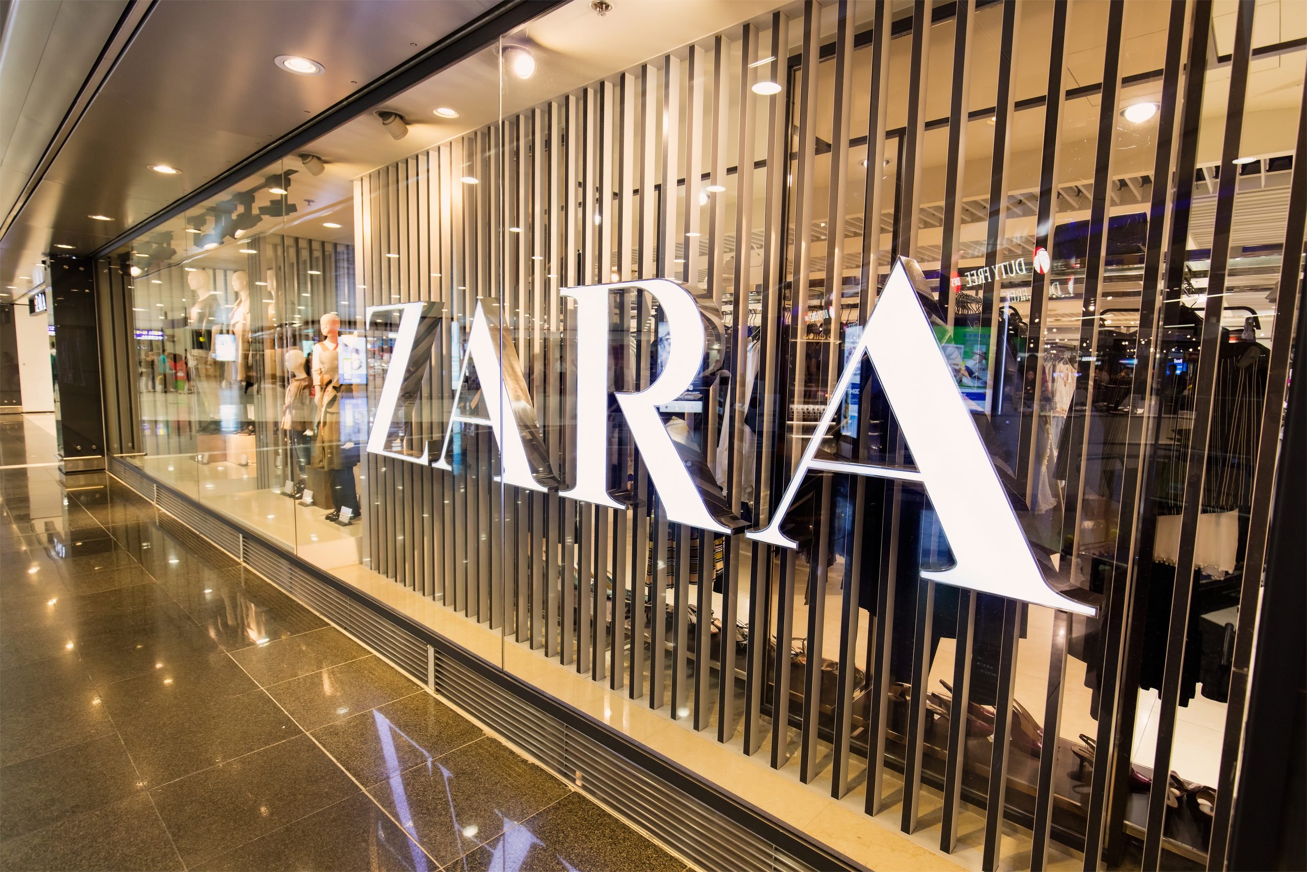 Coronavírus: Zara anuncia fechamento de mil lojas. Aos detalhes, vem!
