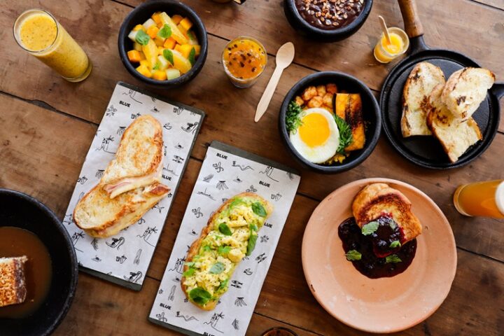 Blue Praia Bar passa a servir café da manhã e brunch aos finais de semana