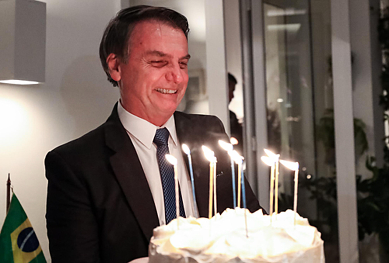 Aniversariante desta quinta-feira (21), Bolsonaro ganha bolo no Acre e caravanas. Veja agenda