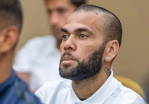 Daniel Alves consegue 1 milhão de euros, paga fiança e deixará prisão na Espanha