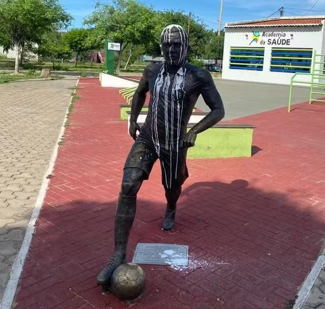 MP pede retirada de estátua que homenageia Daniel Alves em Juazeiro