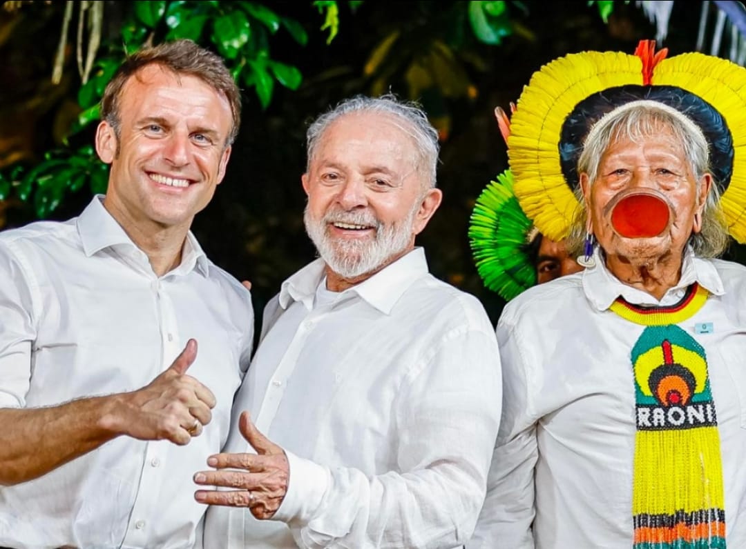 Em cerimônia que condecorou Cacique Raoni, Lula e Macron anunciam plano de R$ 5bi para economia na Amazônia