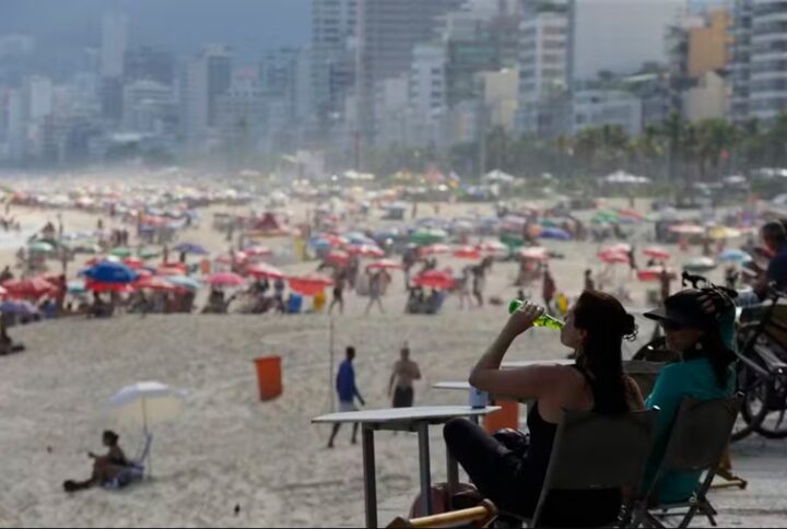 Governo do Rio publica decreto que proíbe venda de alimentos e bebidas em embalagem de vidro nas praias