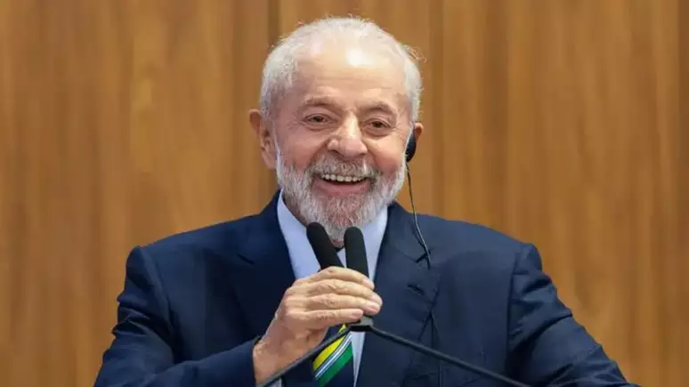 Lula começa abril com sequência de viagens para buscar popularidade