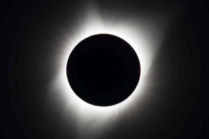 Eclipse solar total acontece a partir das 12h42 desta segunda-feira (8); saiba onde assistir
