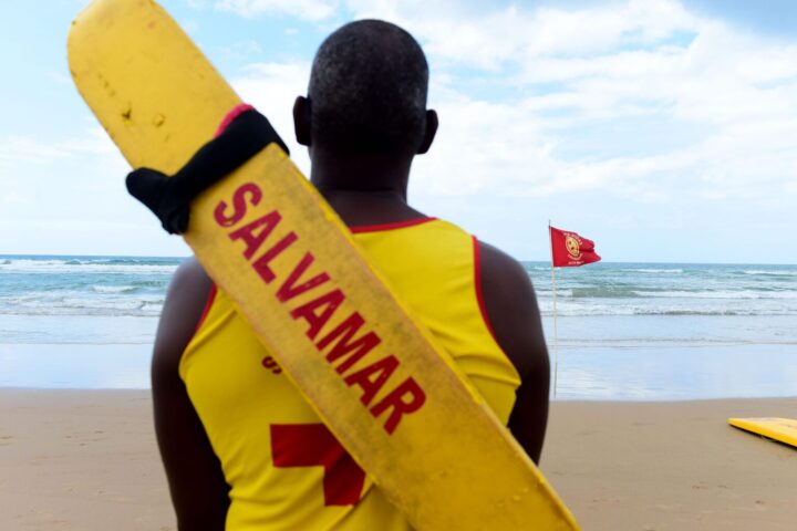 Salvamar orienta que banhistas evitem praias por causa da frente fria em Salvador