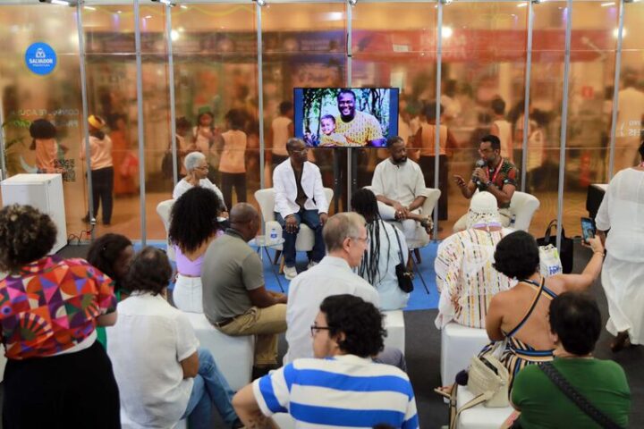 Desfile do Cortejo Afro e debate sobre identidade negra marcam quarto dia da Bienal do Livro Bahia