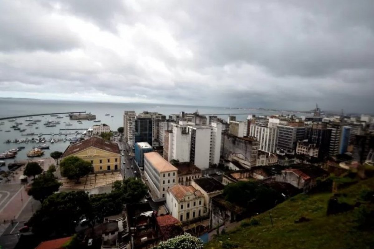 Frente fria e sistema de baixa pressão contribuem para chuvas em Salvador; confira a previsão do tempo da semana