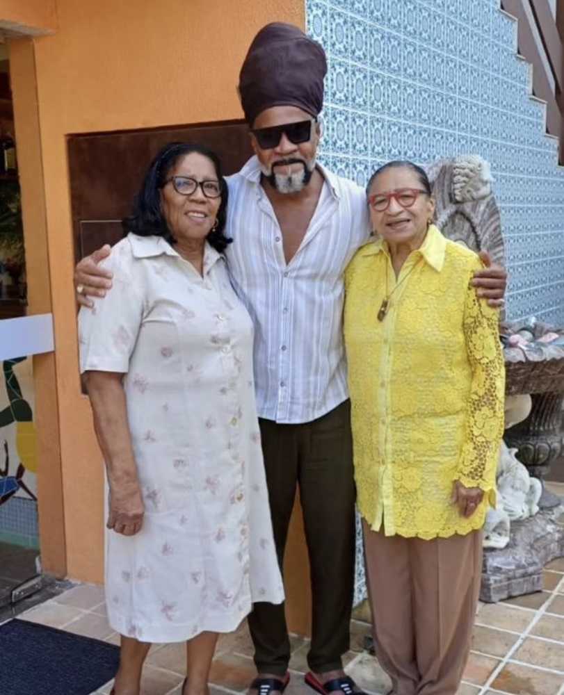 Mãe de Carlinhos Brown promove almoço para inaugurar restaurante em Salvador; veja fotos e confira quem passou por lá