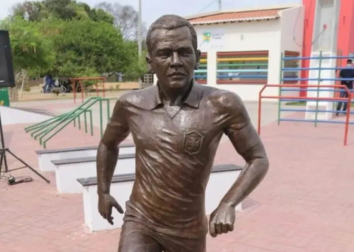 Prefeitura de Juazeiro retira estátua em homenagem ao jogador Daniel Alves