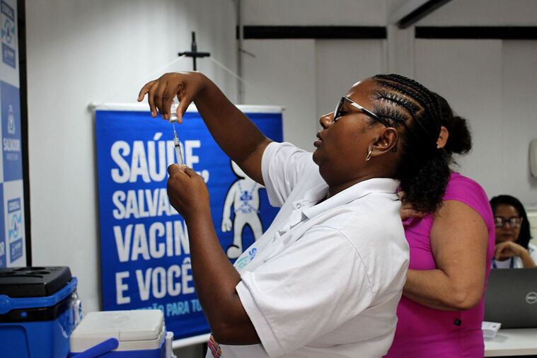 Salvador amplia vacinação contra a dengue para público de 6 a 16 anos nesta terça-feira (23)