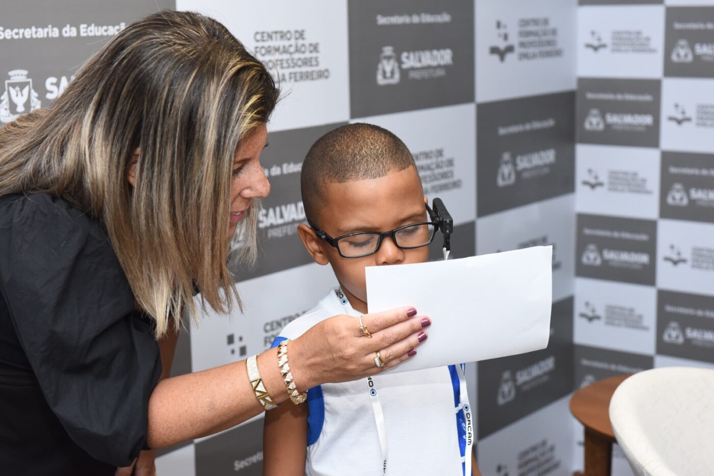 Instituto dos Cegos da Bahia e alunos de escolas de Salvador recebem 100 óculos com tecnologia assistiva; confira