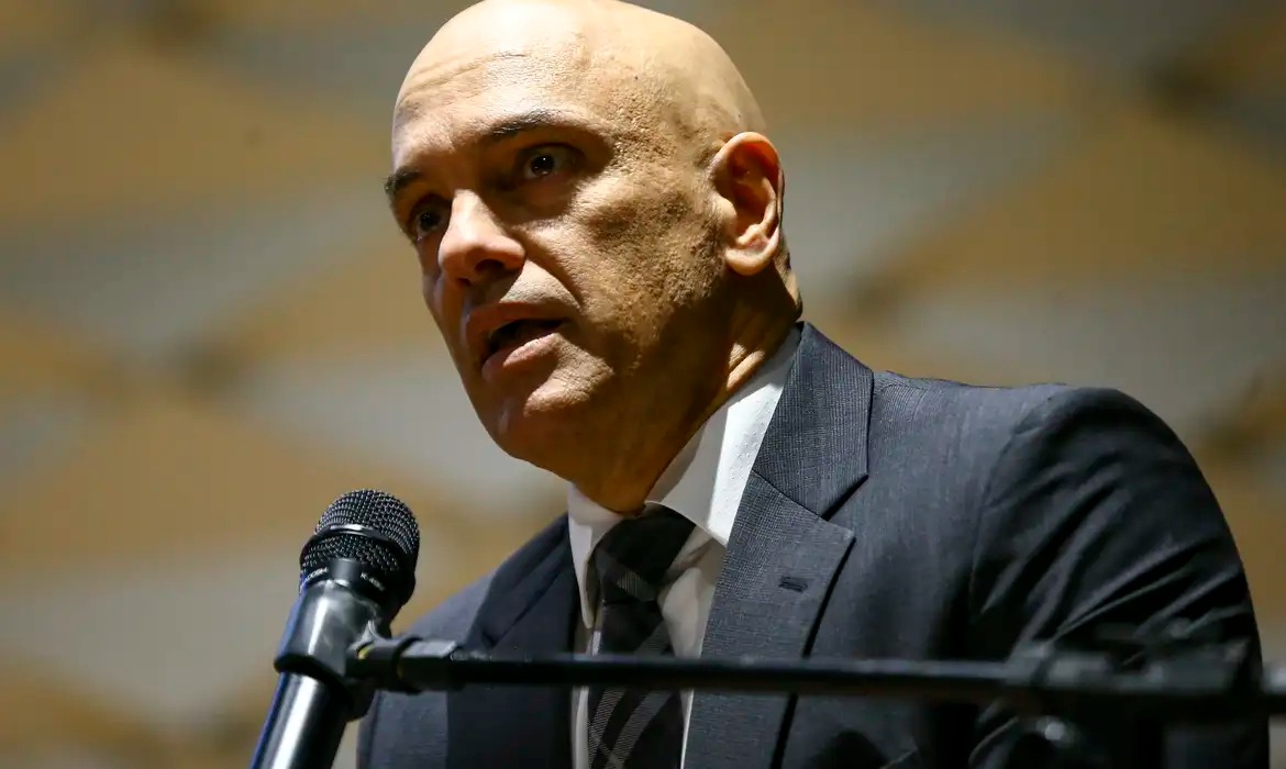 Alexandre de Moraes nega pedido para isentar X no Brasil de ordens judiciais