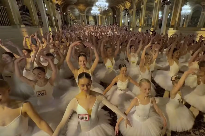 Mais de 350 bailarinas quebram recorde mundial de dança na ponta dos pés nos EUA; veja vídeo