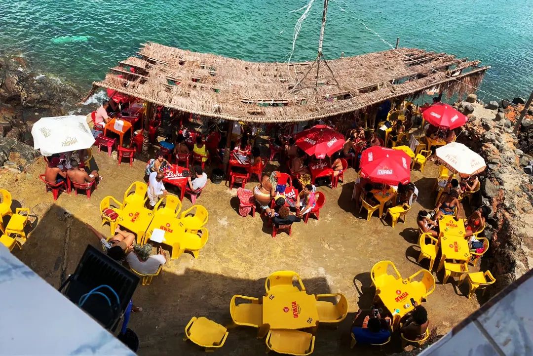 Bar da Mônica, na Gamboa, suspende atendimento devido ao mar agitado