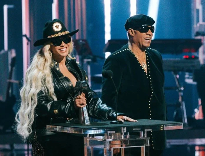 Beyoncé recebe prêmio especial no iHeartRadio Awards das mãos de Stevie Wonder