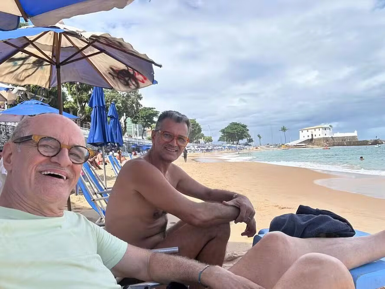 De férias em Salvador, Marcos Caruso curte Porto da Barra com o marido; veja fotos