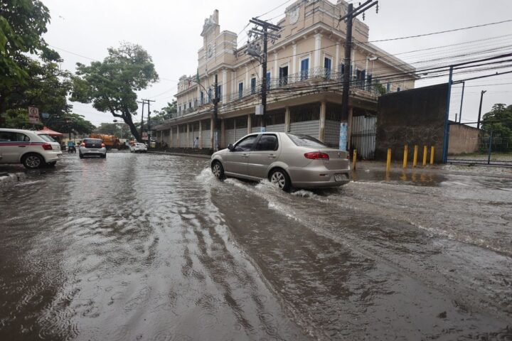 Fortes chuvas em Salvador causam alagamentos e deslizamentos de terra
