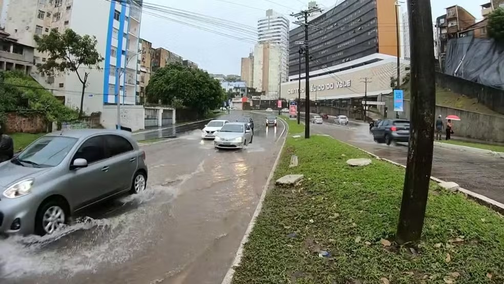Salvador registra pontos de alagamentos por causa de forte chuva