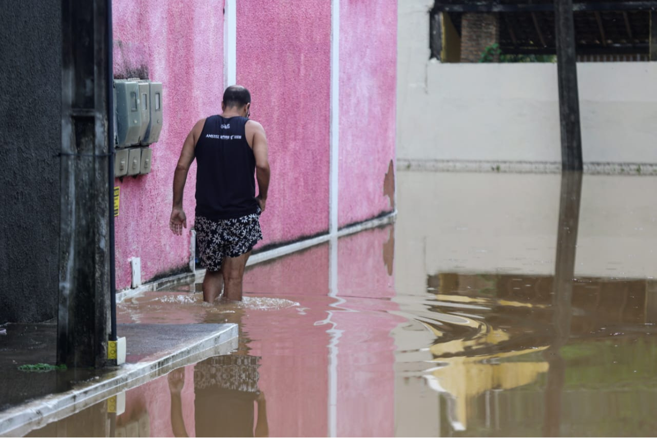 Chuva de um dia em Salvador daria para encher mais de 48 mil piscinas olímpicas; entenda o cálculo