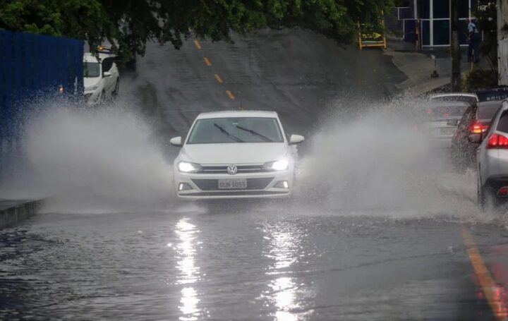 Madrugada de chuva: em seis horas, chove mais de 100 mm em Salvador