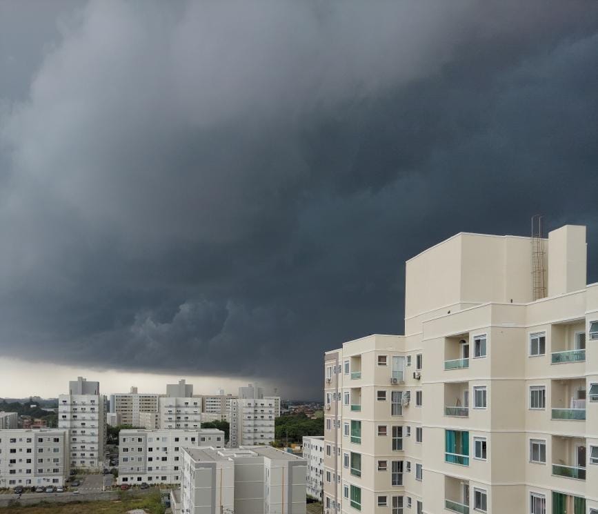 Inmet emite alerta vermelho de perigo para chuvas em Salvador