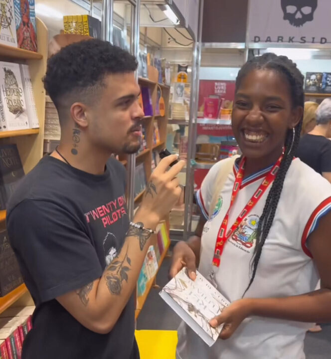 Estudante ganha R$ 1 mil em livros de influenciador na Bienal do Livro Bahia 2024; veja vídeo