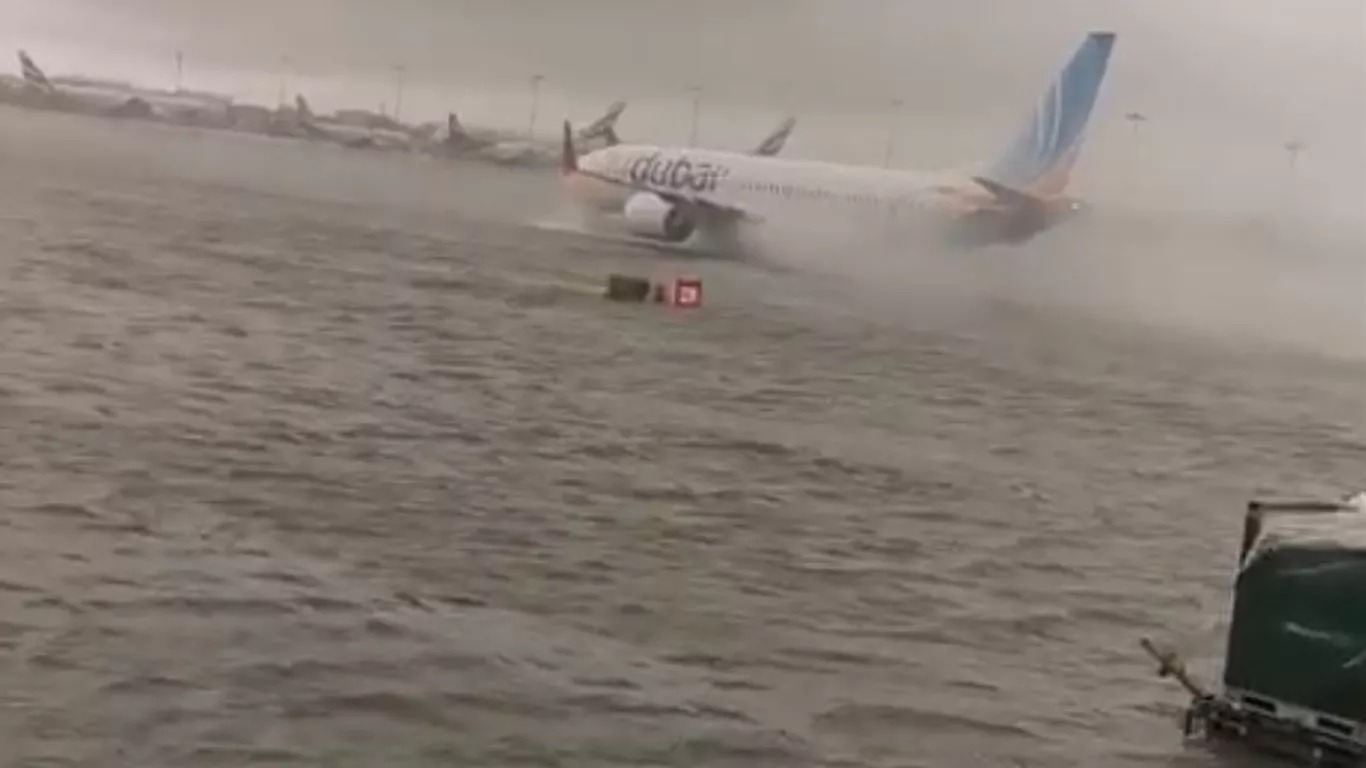 Aeroporto de Dubai luta para retomar voos após chuvas deixarem pistas inundadas