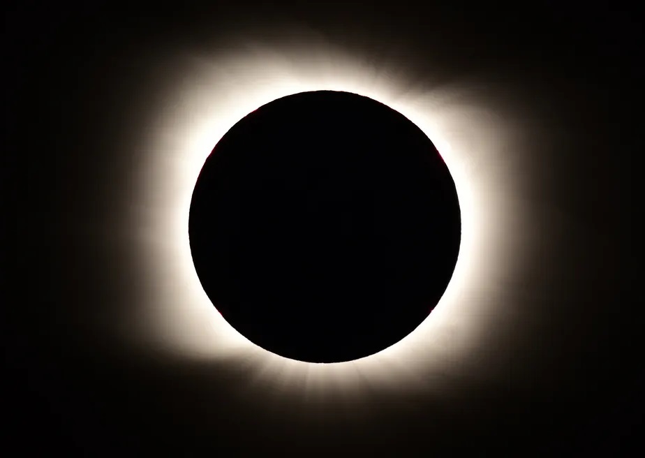 Pipa gigante, foguetes e aviões: eclipse solar raro na segunda-feira (8) será oportunidade de diversos estudos