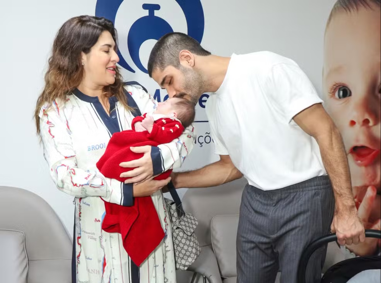Fernanda Paes Leme e Victor Sampaio deixam maternidade com a filha Pilar