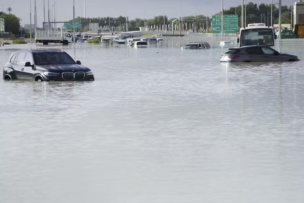 Em menos de 48h: pior temporal da história de Dubai acumula mais chuva que o esperado em um ano; veja imagens