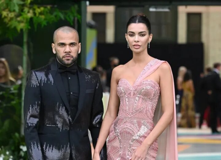 Esposa publica foto de mãos dadas com Daniel Alves uma semana após jogador deixar a prisão