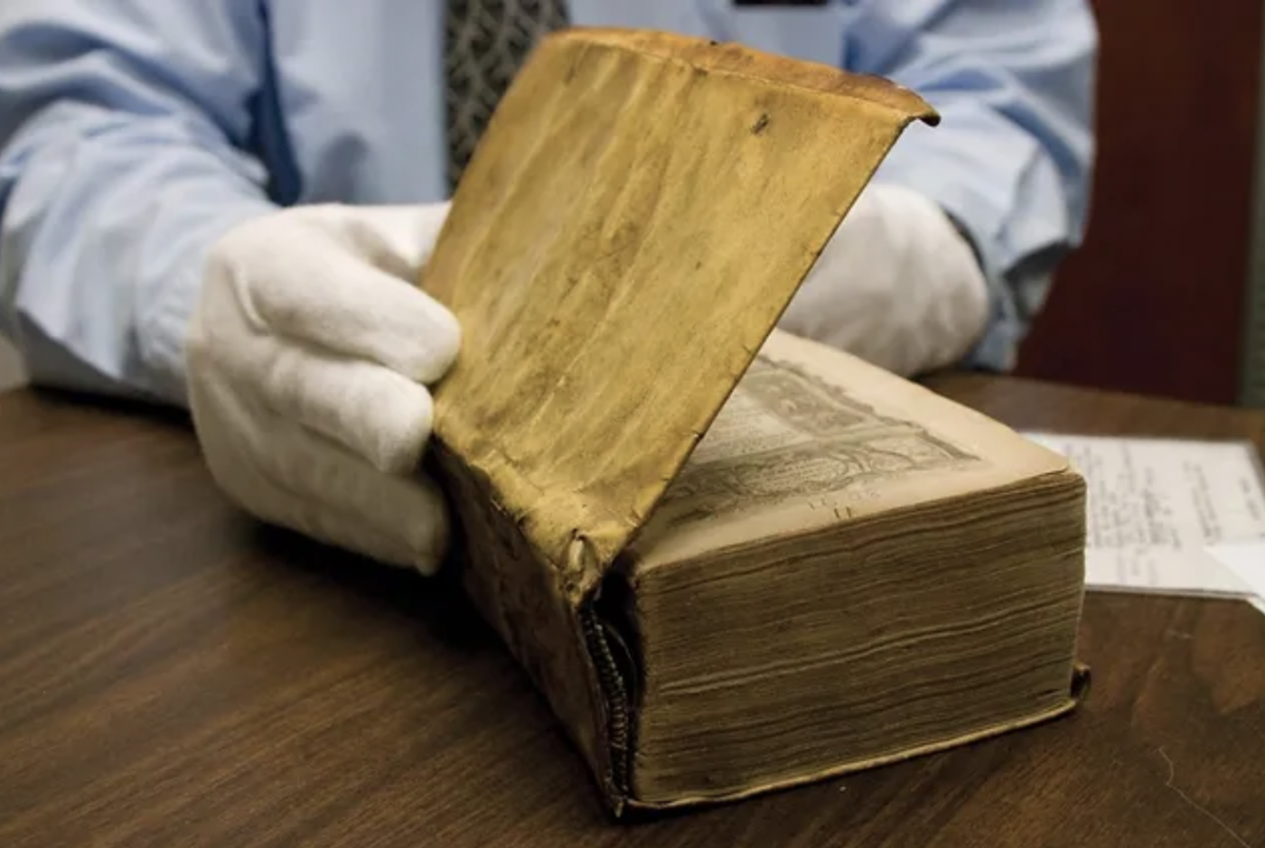 Livro encadernado com pele humana é exposto em feira de livros antigos em Nova York; obra custa R$ 230 mil