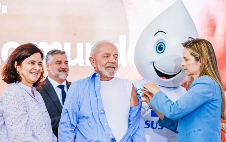 Presidente Lula toma vacina contra gripe e brinca: ‘Não vira jacaré’