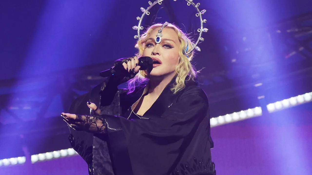Ela está no Brasil! Madonna desembarca no Rio de Janeiro para show histórico em Copacabana