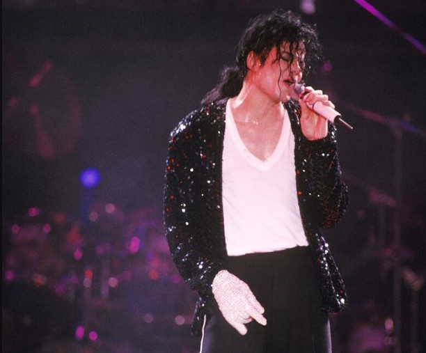 Jaqueta usada por Michael Jackson em ‘Billie Jean’ será leiloada