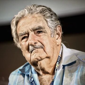Ex-presidente uruguaio José Mujica anuncia que foi diagnosticado com tumor no esôfago