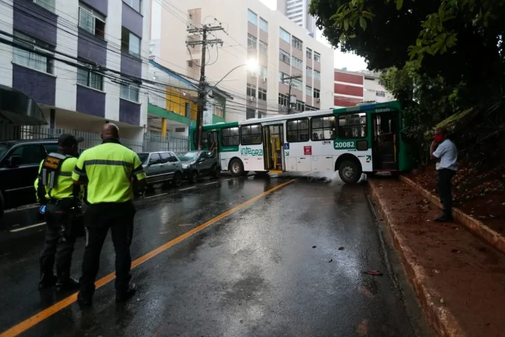 Ônibus derrapa e fica atravessado no Jardim Apipema, em Salvador
