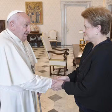 Papa Francisco recebe ex-presidente Dilma Rousseff no Vaticano; veja vídeo