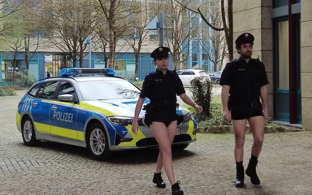 Policiais da Alemanha fazem vídeo sem calças para protestar contra a falta de uniformes