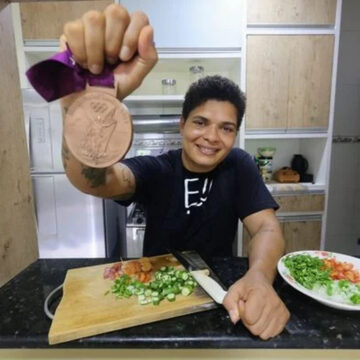 Bronze em Londres-2012, baiana Adriana Araújo vai leiloar medalha olímpica e deve abrir restaurante em Salvador