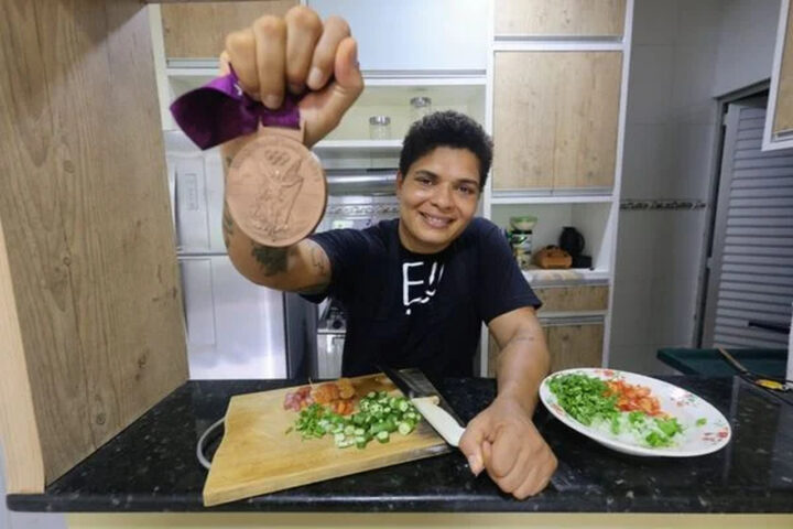 Bronze em Londres-2012, baiana Adriana Araújo vai leiloar medalha olímpica e deve abrir restaurante em Salvador